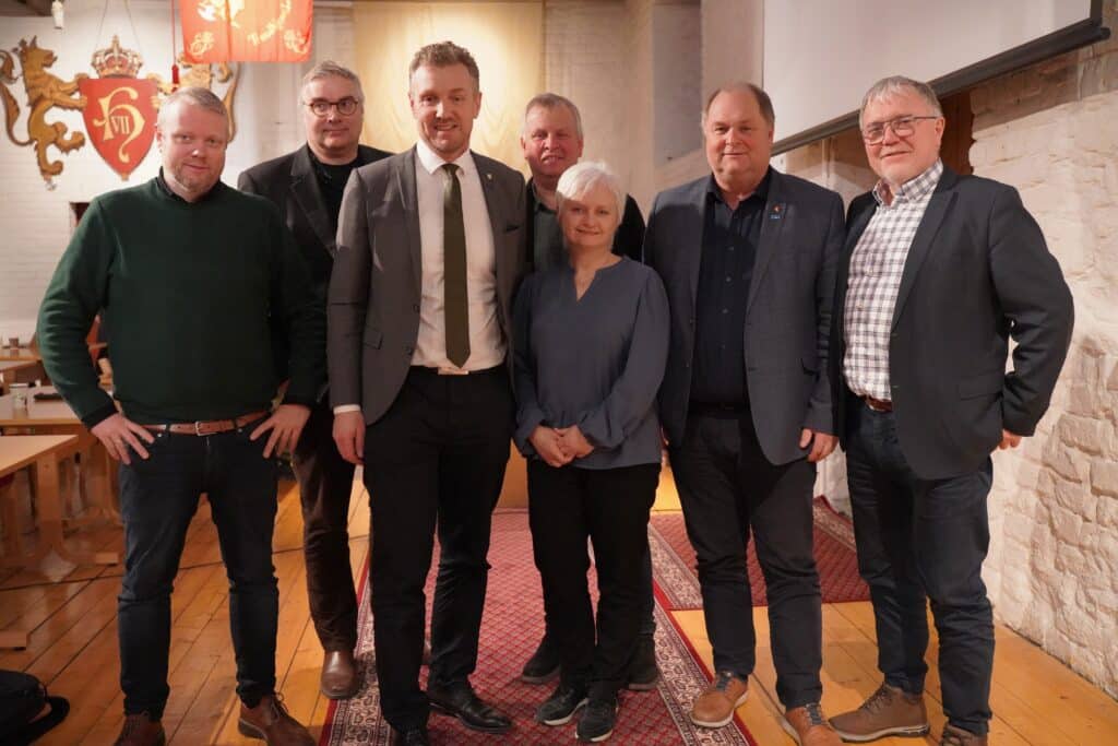 Fylkesordfører og ordførerne i Forsvarsforum Trøndelag. Foto: Lars Bugge Aarset