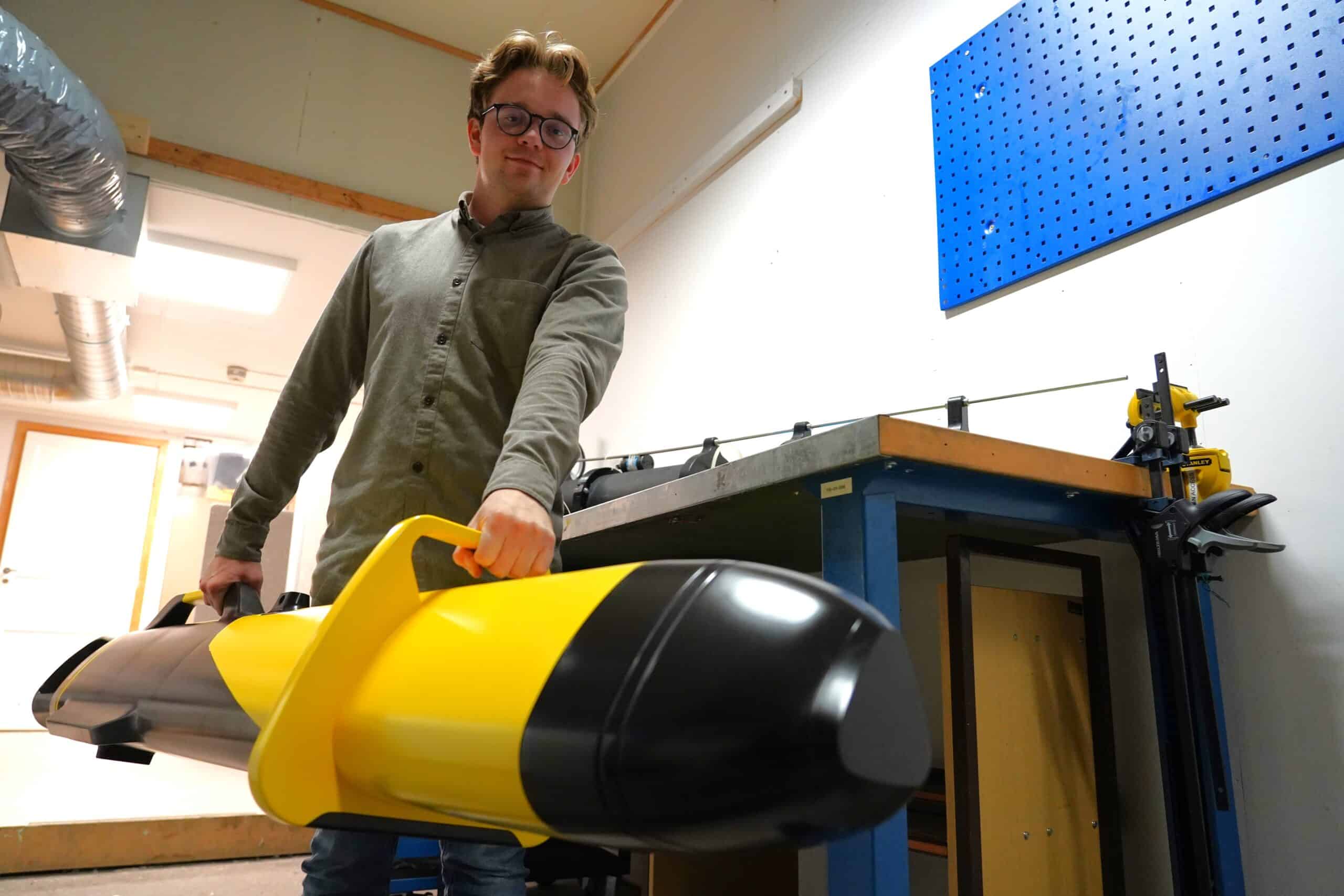 Sommerstudent Hans-Marius Øverrås hos Ocean Access. Foto: Lars Bugge Aarset