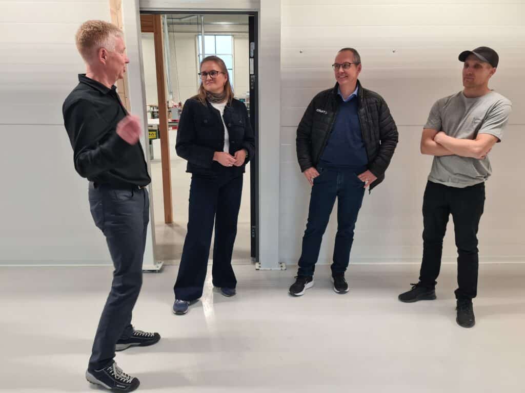 Fv. Arild Bruheim fra Kraftlaget, Maren Brevik Wognhild fra Nasjonalparken Næringshage, Vegard Saur fra FI Næringshage og Henning Hårstad fra Rennebu Dører