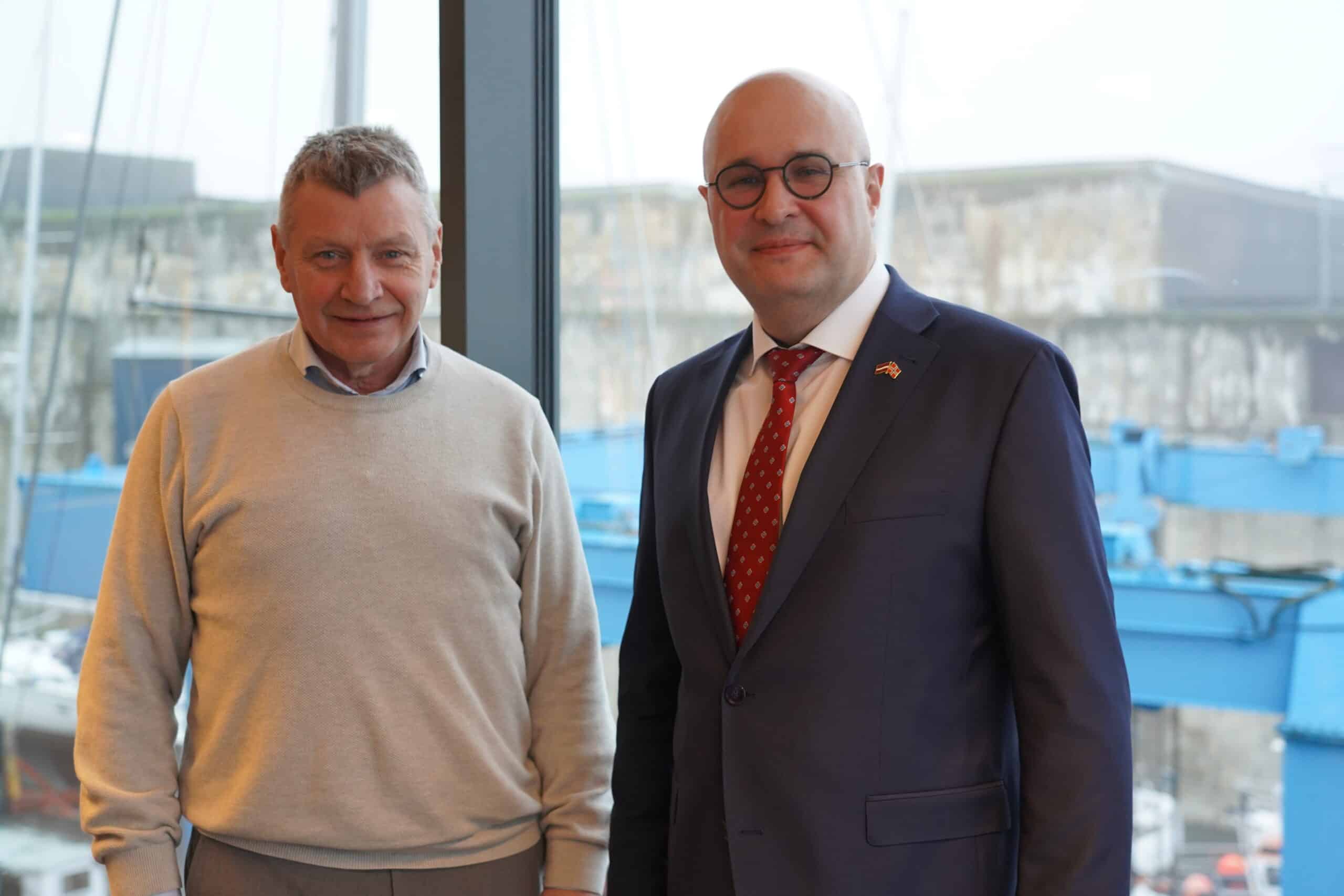 Ebbe Deraas, klyngeleder i NORDSEC. og ambassadør Dāvis Daudzvārdis. Foto: Lars Bugge Aarset/Fremtidens Industri