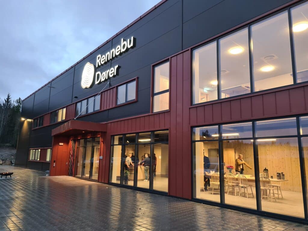 Rennebu Dører og Laugs flotte, nye produksjonslokaler på Berkåk