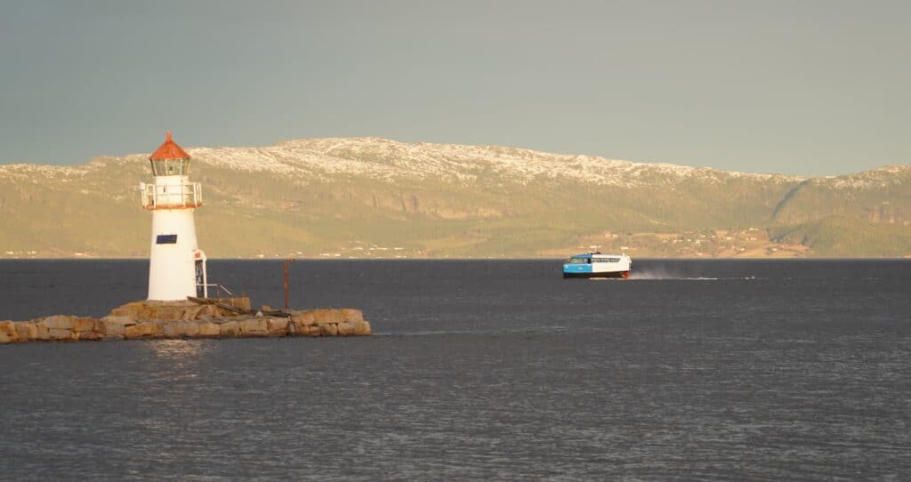 Testseiling av Frostabåten, elektrisk hydrofoil Candela P-12 på Trondheimsfjorden. Foto: Lars Bugge Aarset/Fremtidens Industri
