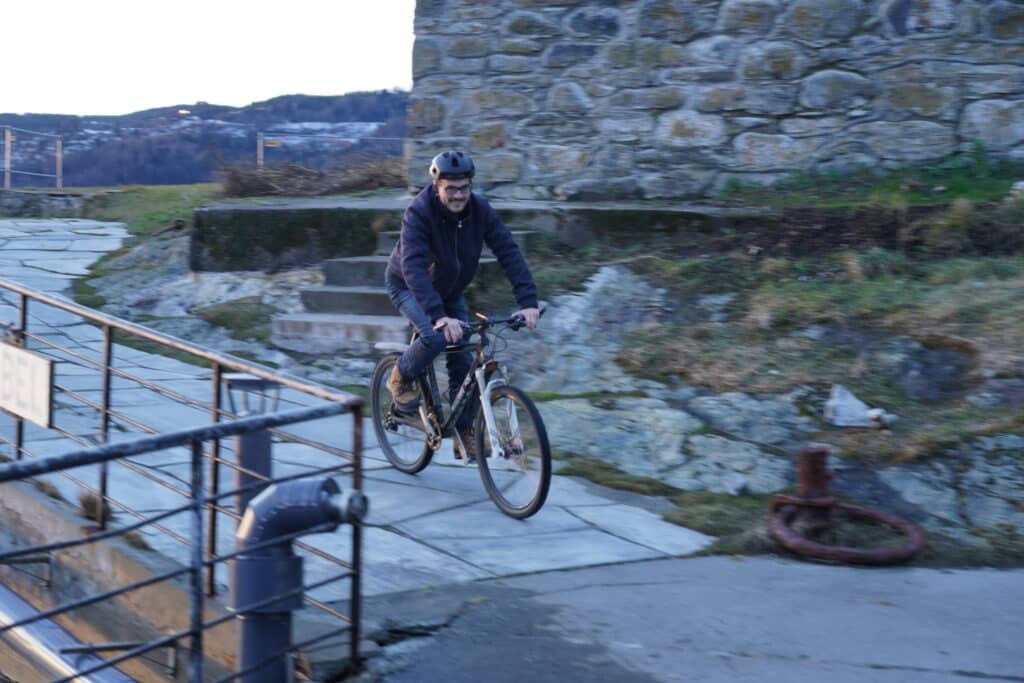 Knut Kvaran, enhetsleder i Enhet for idrett og friluftsliv, testet sykkelen på Munkholmen. Foto: Lars Bugge Aarset/Fremtidens Industri