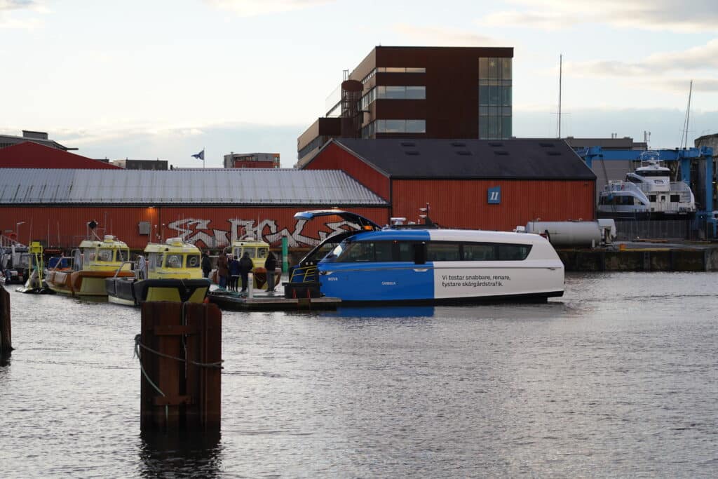 Ved NTNU-brugga på Nyhavna. NTNUs Schore Control Lab ligger i bygget bak. Foto: Lars Bugge Aarset/Fremtidens Industri