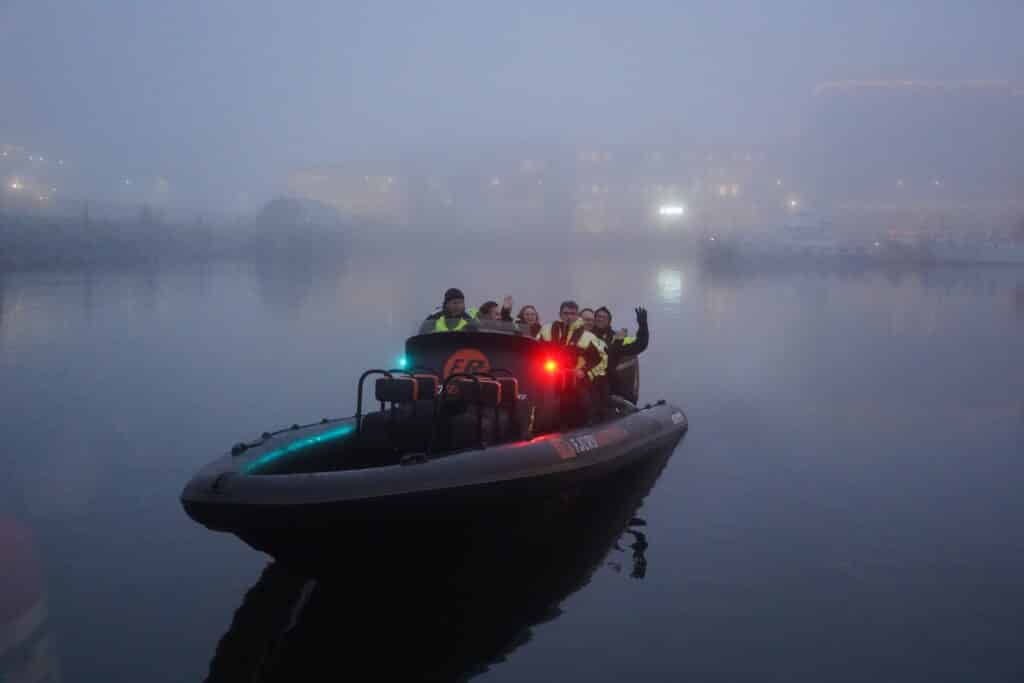 Crazy Coyote stiller med både hydrofoilpiloter og følgebåt for fotografer. Foto: lars Bugge Aarset/Fremtidens Industri