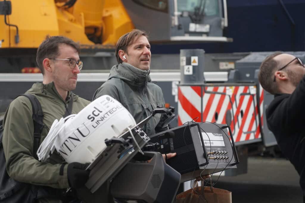 NTNU hadde planlagt å bruke fire timer på å rigge utstyret om bord. De brukte kun 30 minutter. Foto: Lars Bugge Aarset/Fremtidens industri