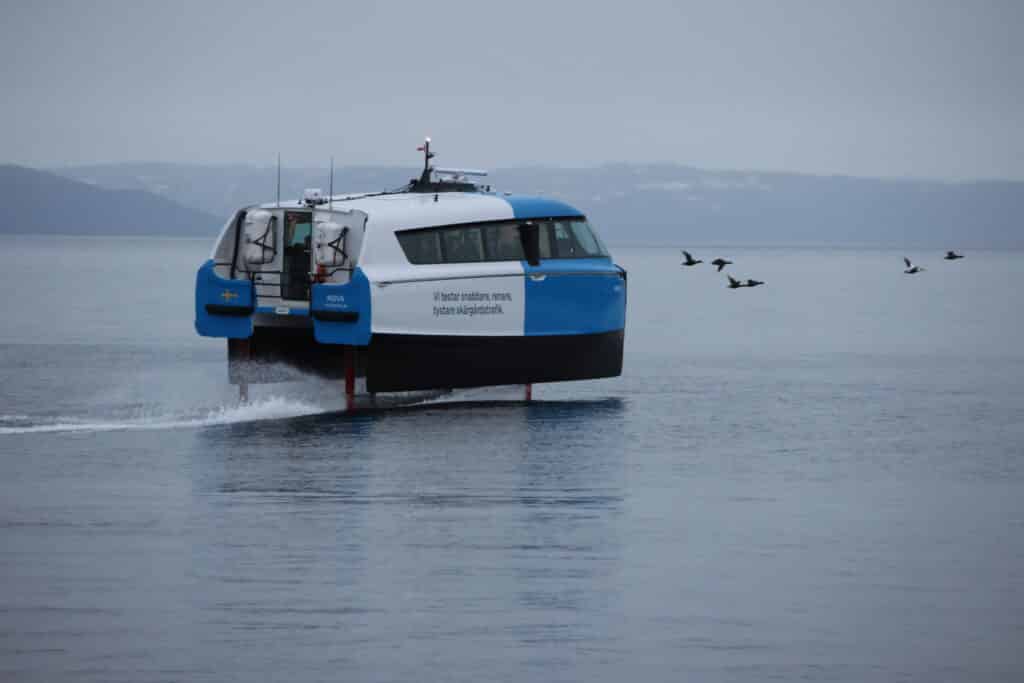 I 15 knop løfter foilene skroget opp av sjøen og båten flyr. Foto: Lars Bugge Aarset/Fremtidens Industri