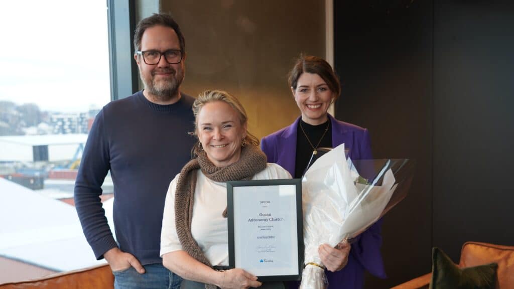 Frode Halvorsen og Linda Hald mottar utmerkelsen Månedens bedrift av regiondirektør i NHO Guro Angell Gimse. Foto: Lars Bugge Aarset/Fremtidens Industri