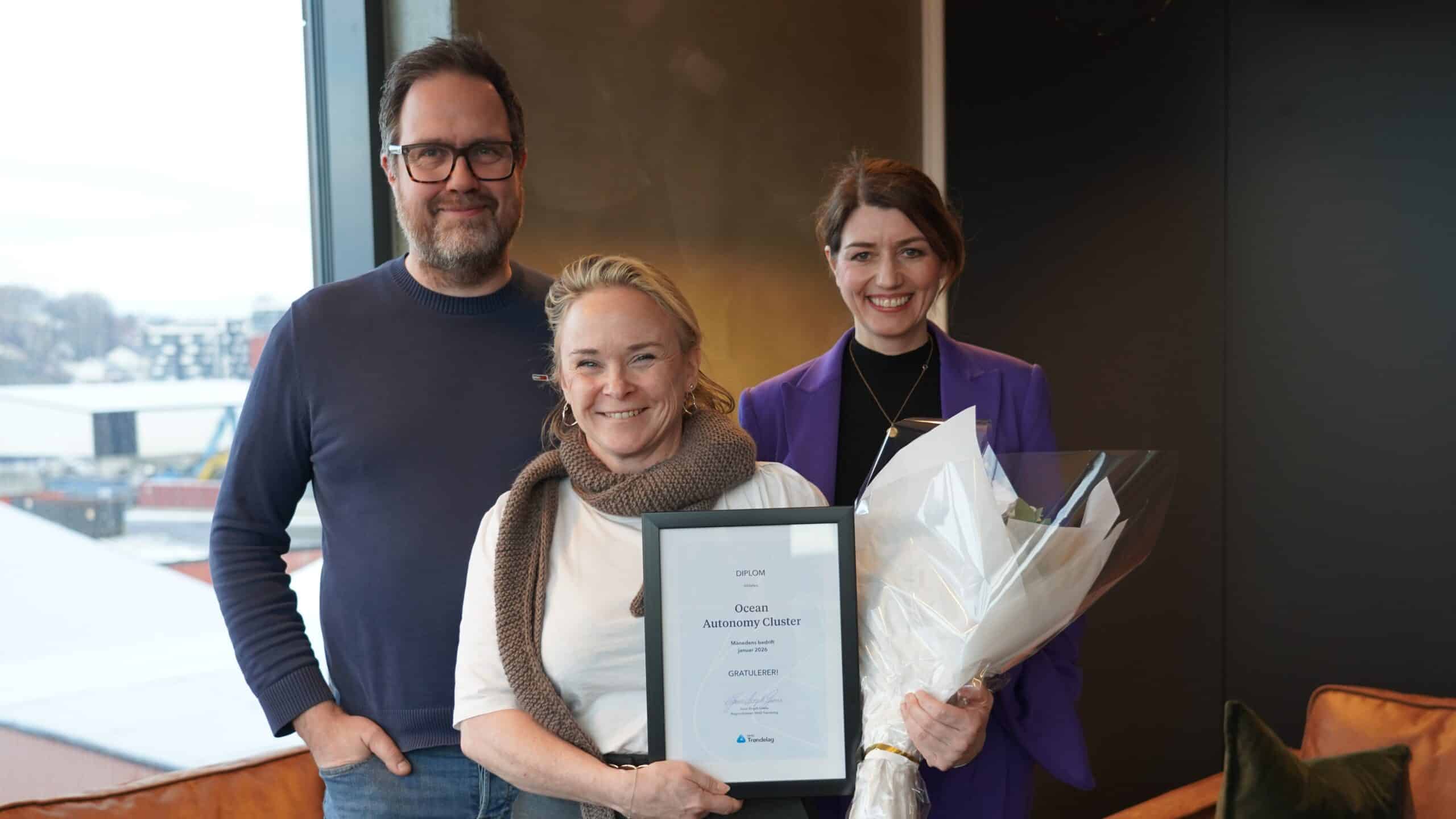Frode Halvorsen og Linda Hald mottar utmerkelsen Månedens bedrift av regiondirektør i NHO Guro Angell Gimse. Foto: Lars Bugge Aarset/Fremtidens Industri