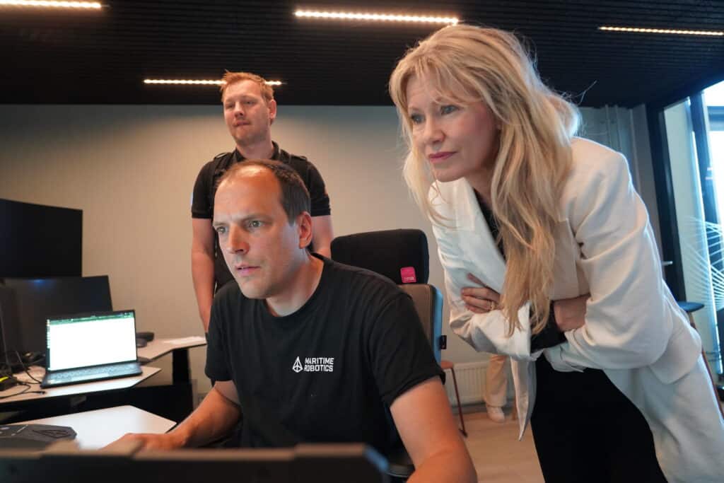 Siri Kalvig besøker Maritime Robotics. Foto: Lars Bugge Aarset/Fremtidens Industri
