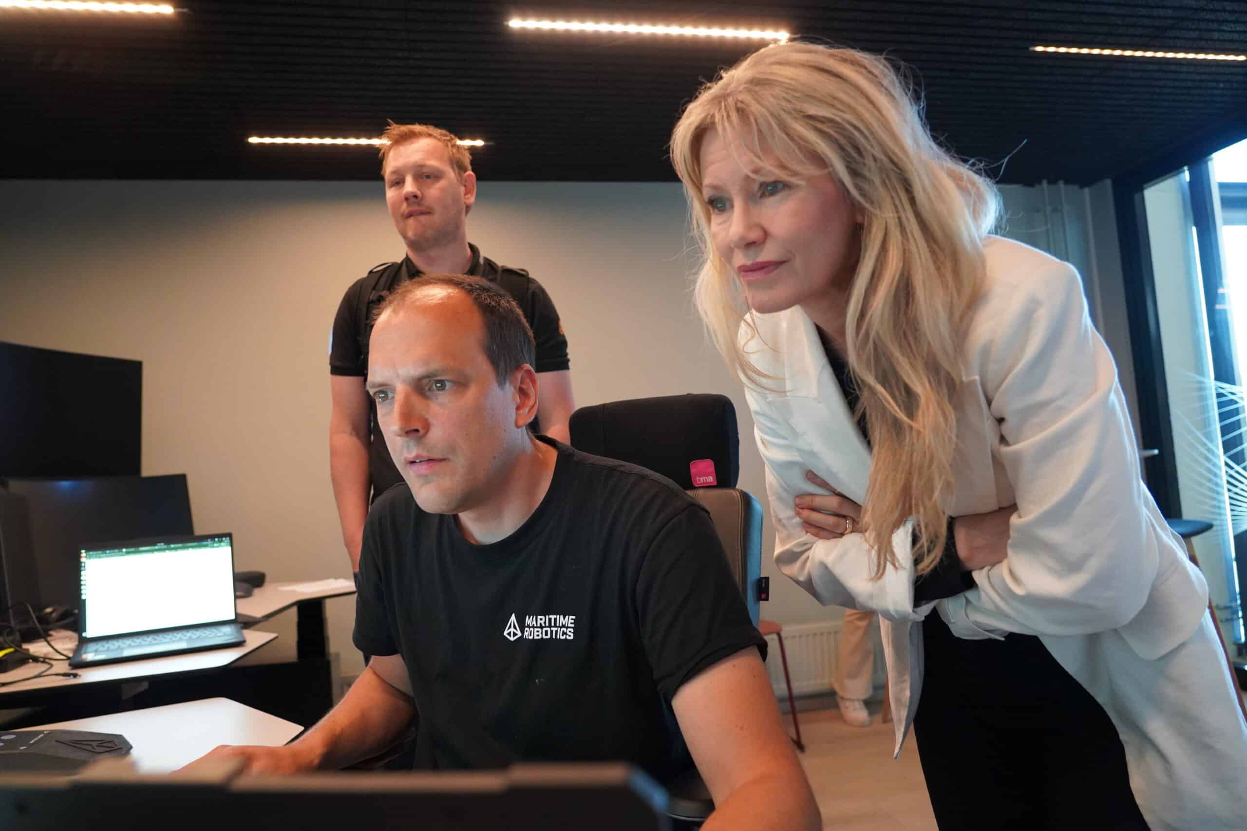 Siri Kalvig besøker Maritime Robotics. Foto: Lars Bugge Aarset/Fremtidens Industri
