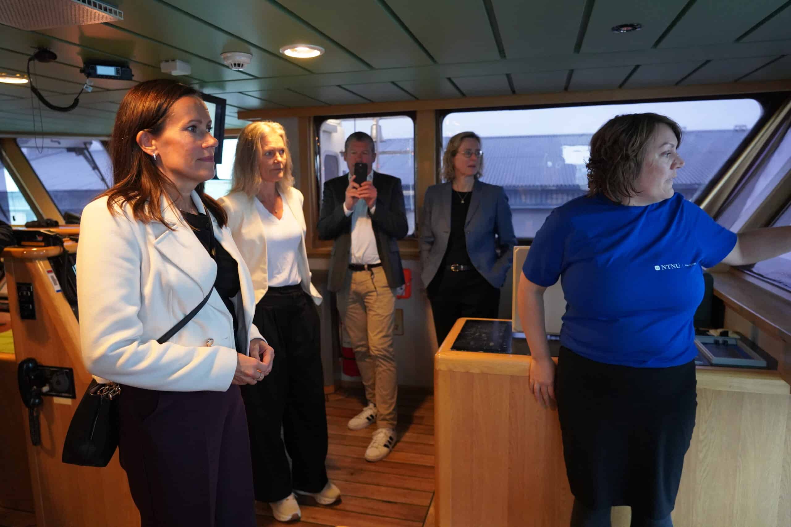 Marianne Sivertsen Næss fikk en presentasjon av NTNUs forskningsfartøy Gunnerus av Inger Jennings fra NTNU. Foto: Lars Bugge Aarset/Fremtidens Industri