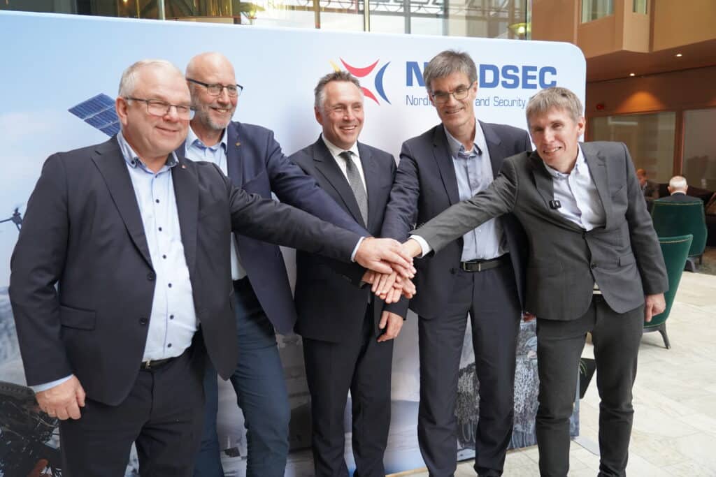Annonserte NTNUs største innkjøp i Norsk havteknologisenter – Fjordlab. Fra venstre: Arne Rinnan - EVP og CTO Kongsberg, Tor Grande - rektor NTNU, forsvarsminister Tore O. Sandvik, professor Asgeir J. Sørensen og professor Martin Ludvigsen, begge fra Institutt for marin teknikk. Foto: Lars B. Aarset / Fremtidens industri
